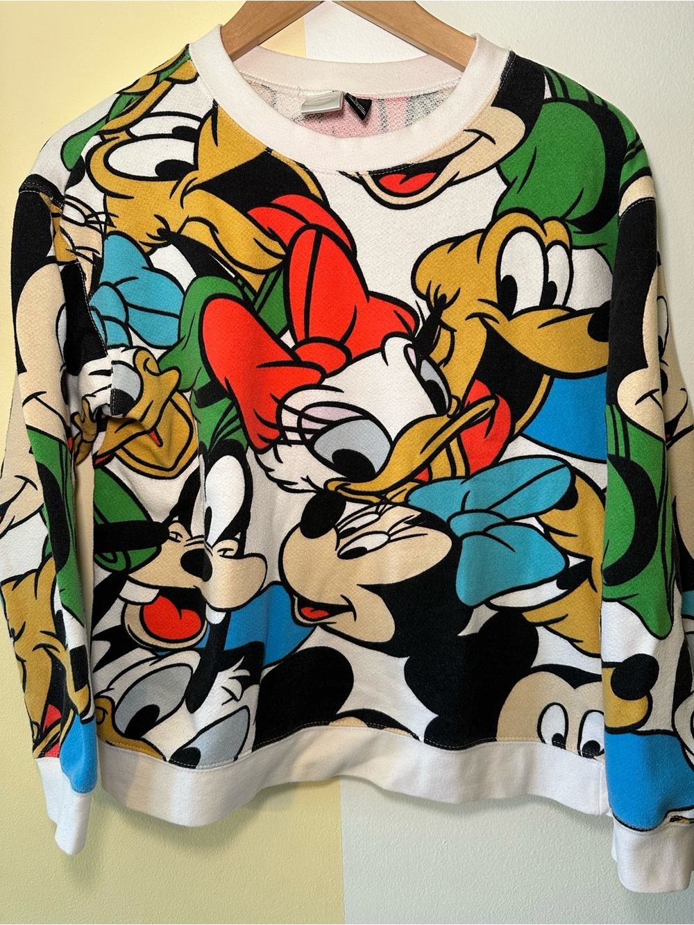 Disney White Crewneck Sweatshirt Mickey Goofy Pluto Minnie Daisey S